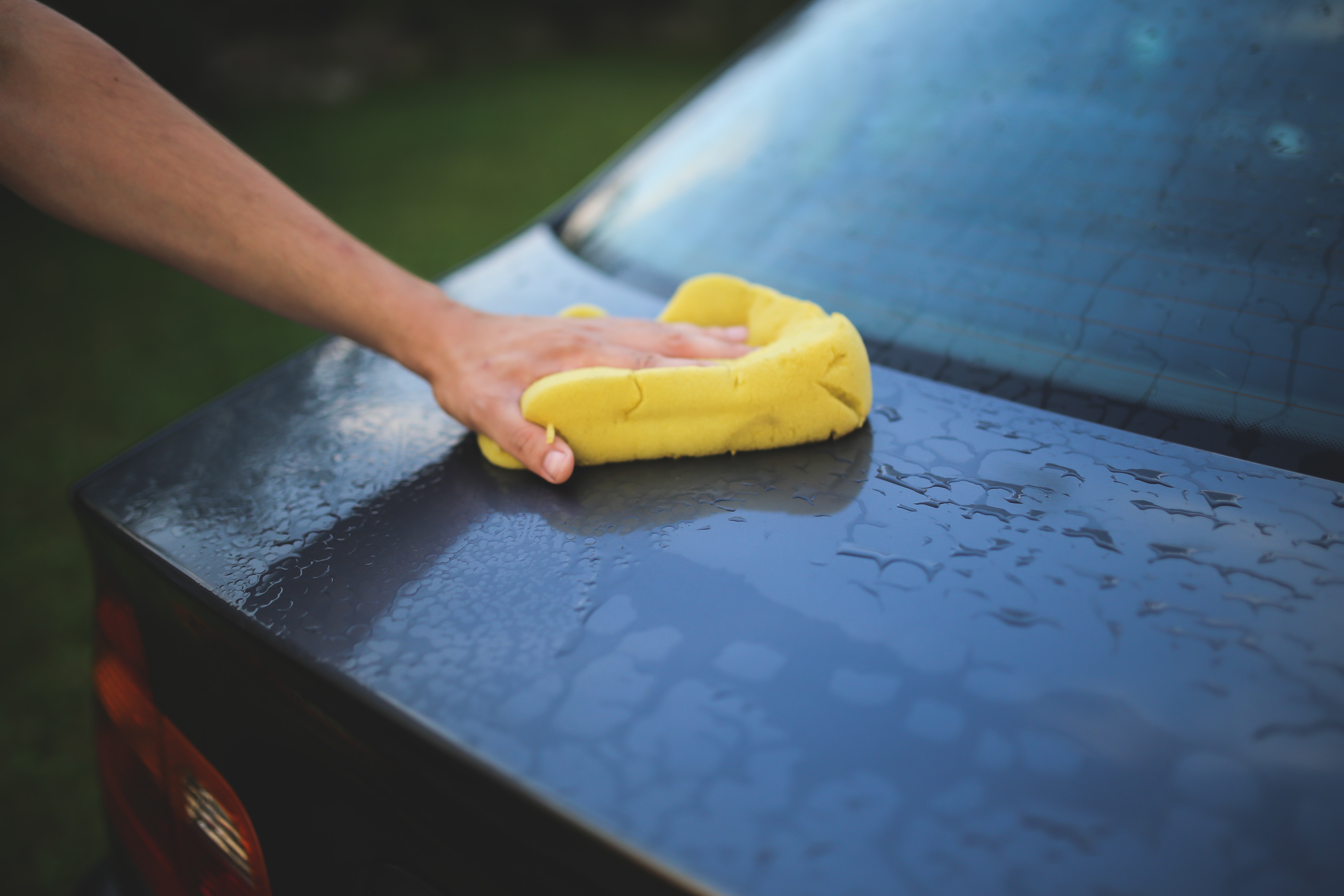 Najczęstsze błędy popełniane podczas mycia Twojego samochodu!